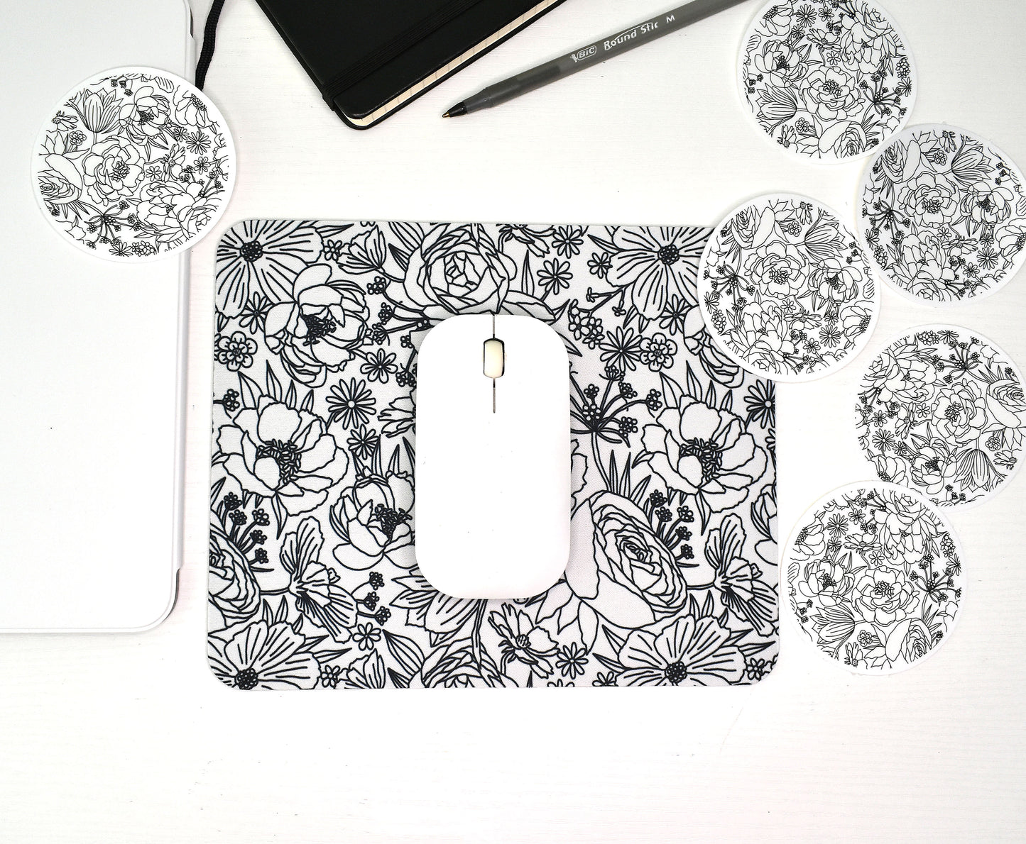 Black and white flower Mouse pad