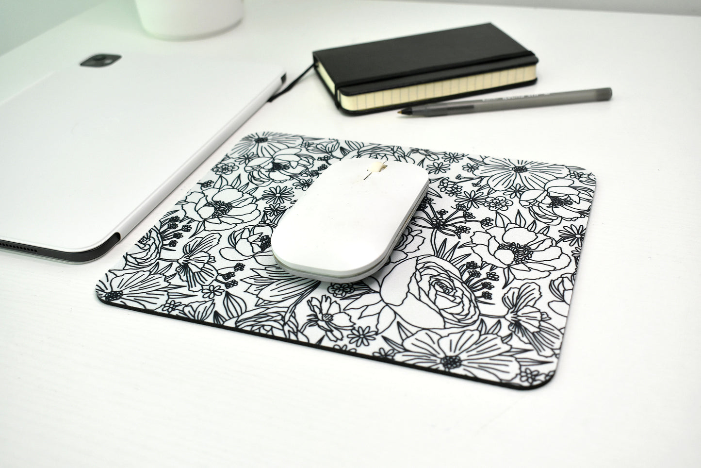 Black and white flower Mouse pad