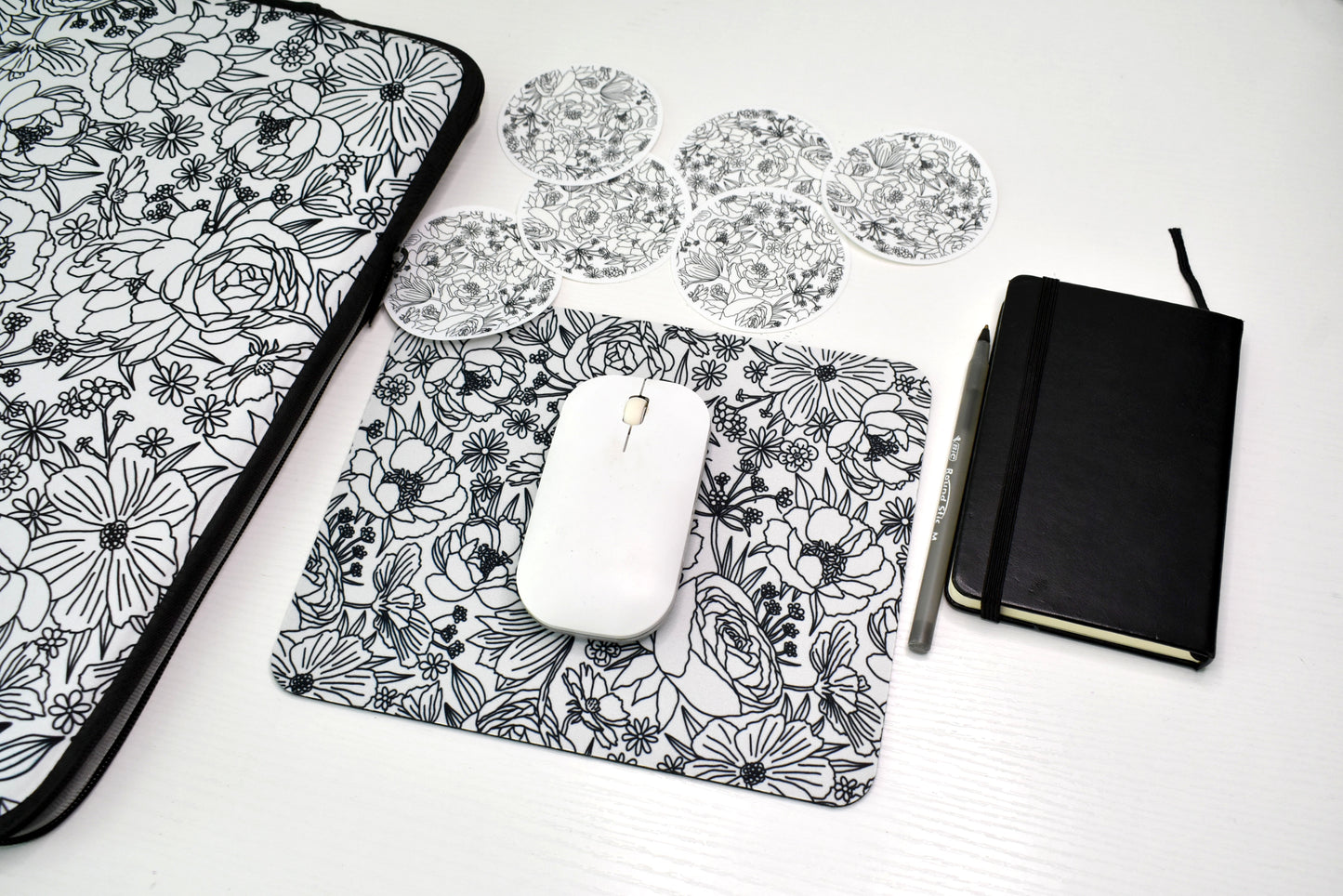 Black and white flower Mouse pad